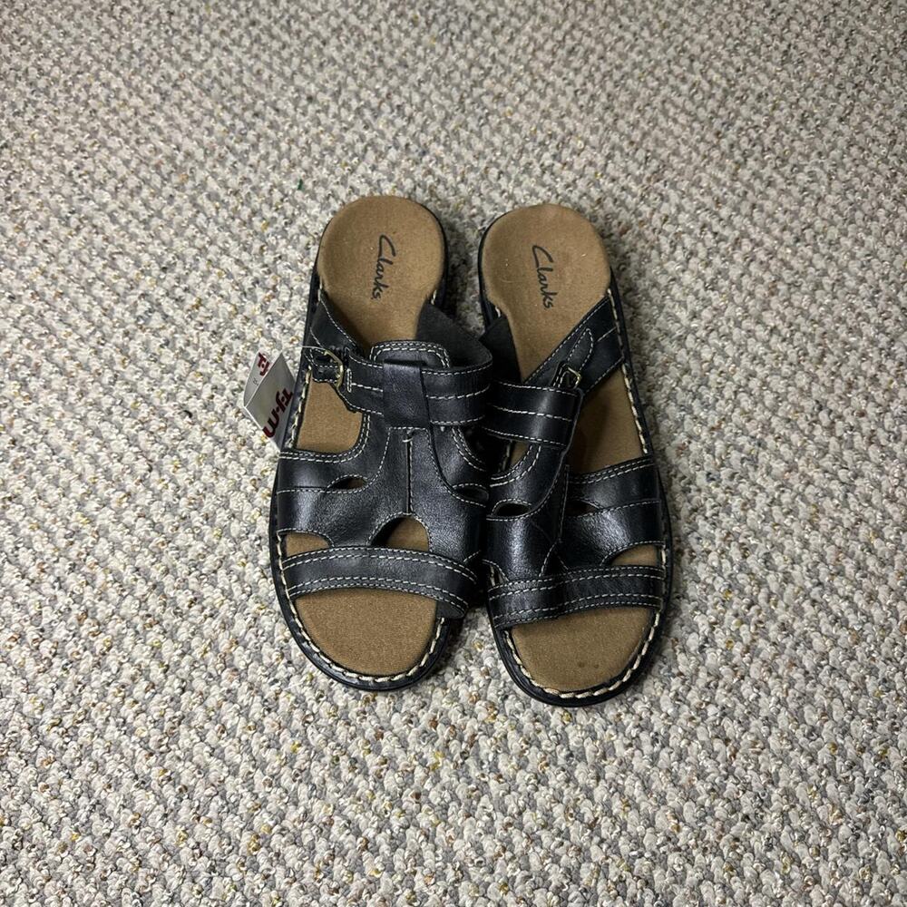 The cutest 2000s vintage y2k black leather chunky fisherman buckle sandals
